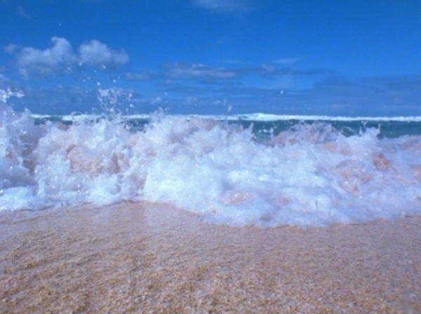 海水冲上海滩