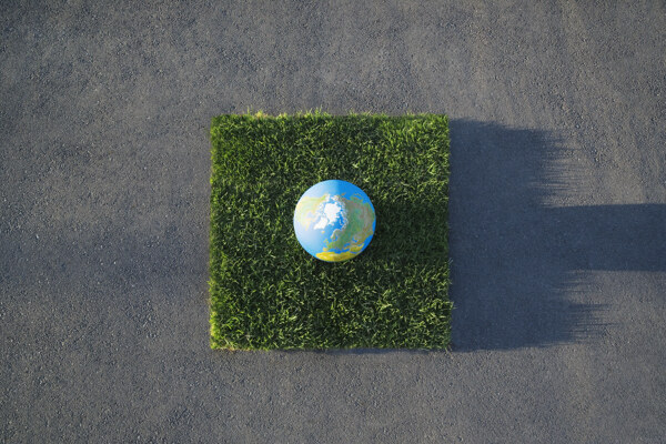 方形草地上的蓝色地球图片