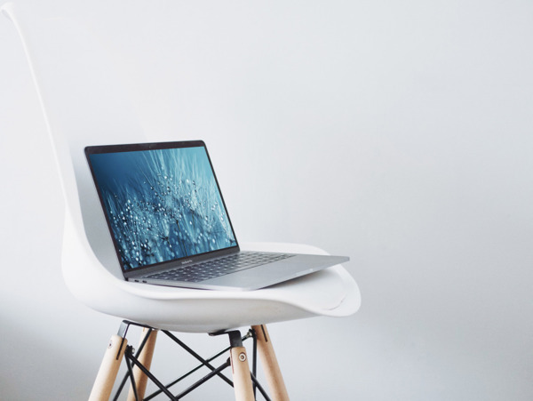 椅子上放置苹果Macbook笔记本样机机样