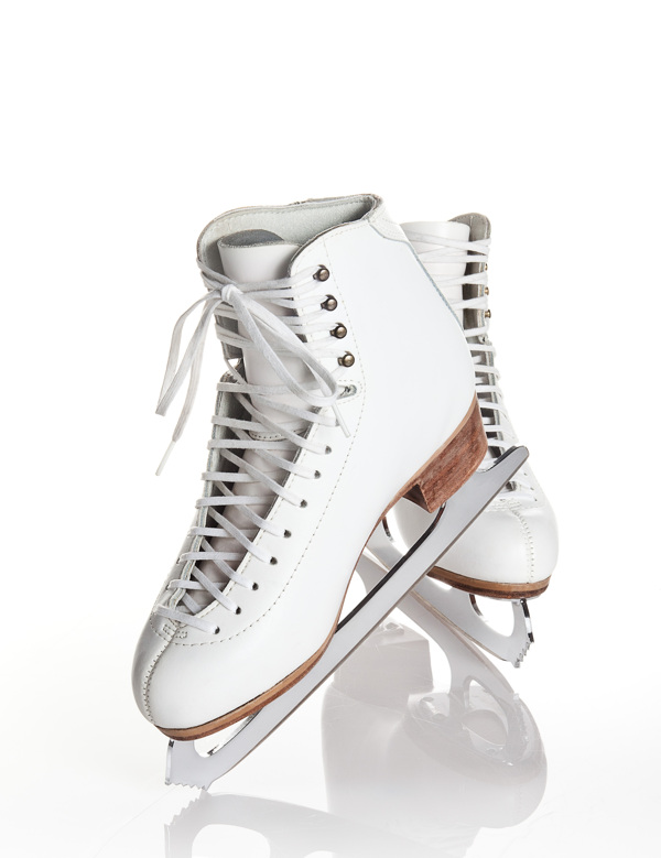 一双白色的滑冰鞋图片