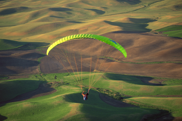 滑翔伞飞行在天空图片