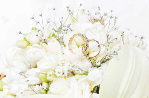 白色玫瑰花与结婚对戒图片