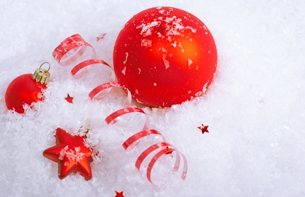 雪地上的圣誕球絲帶