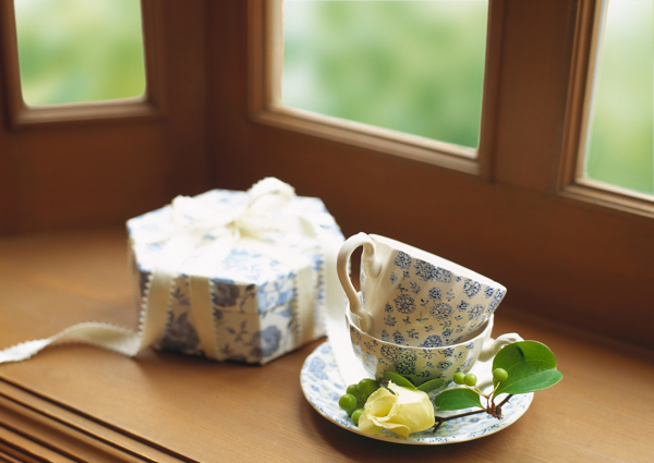 窗台上的茶杯礼物盒图片