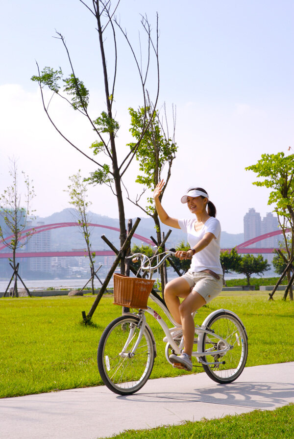 親子休閑腳踏車(chē)自行車(chē)腳踏車(chē)賽車(chē)戶(hù)外運(yùn)動(dòng)車(chē)道風(fēng)景草坪