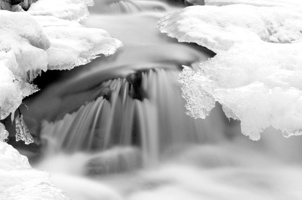 春天的冰雪小溪图片