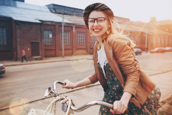 骑自行车的外国女人图片