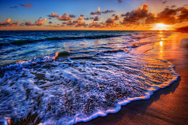 夕阳下的沙滩风光图片