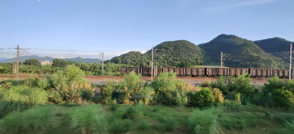 路途风景山火车图片