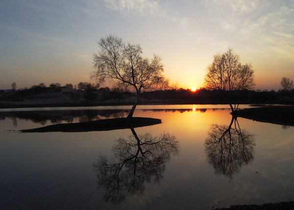 夕陽湖畔圖片
