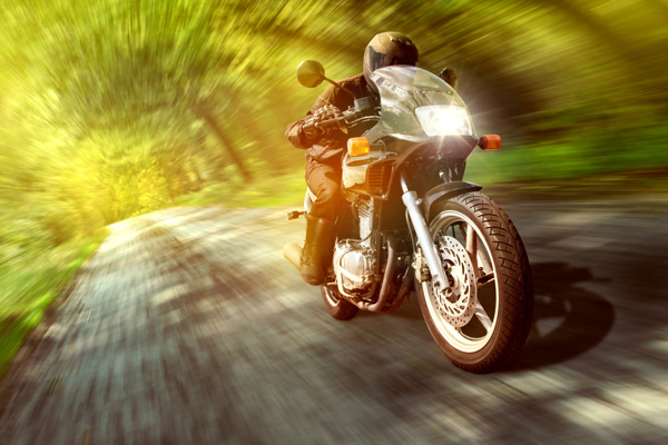摩托车极速飞驰高清图片