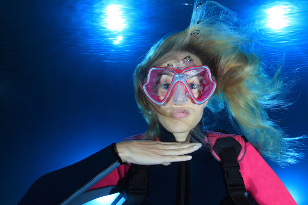 海底女潜水员图片