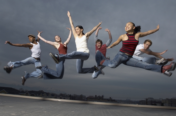 跳跃的外国青年男女图片