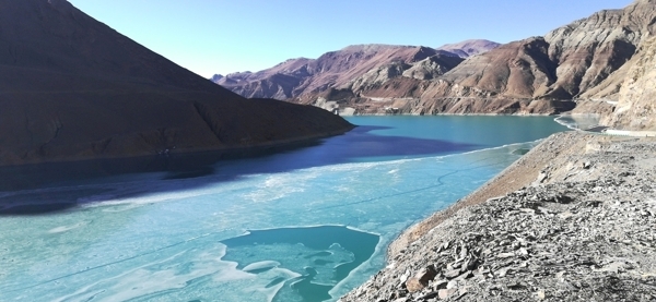 冰冻的湖泊风景图片