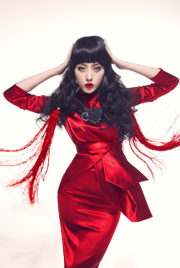 穿著紅裙的時(shí)尚美女圖片