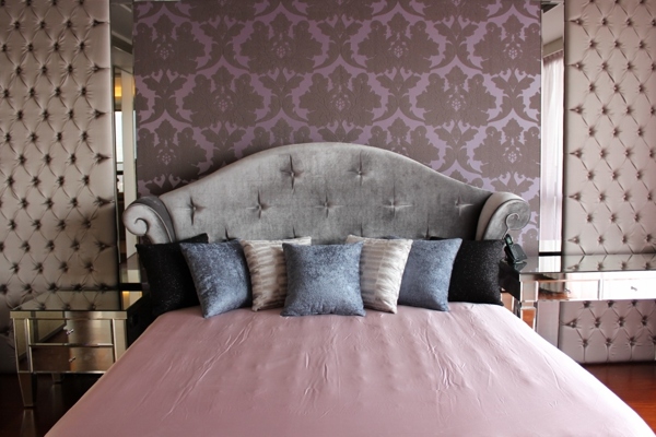 现代浪漫卧室深紫色背景墙室内装修效果图