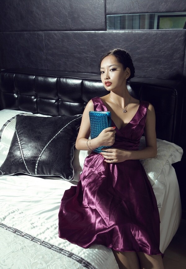 王丸丸床上紫色晚礼服图片