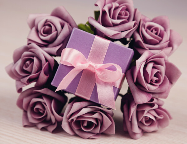 紫色花朵与礼盒图片