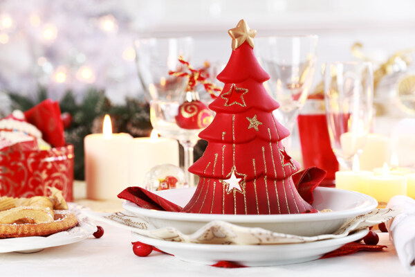 盘子里的圣诞树与蜡烛图片
