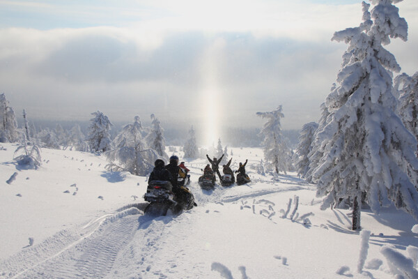 雪地上的摩托雪橇车队图片