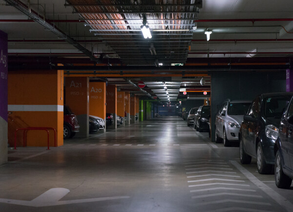 昏暗的地下停车场图片