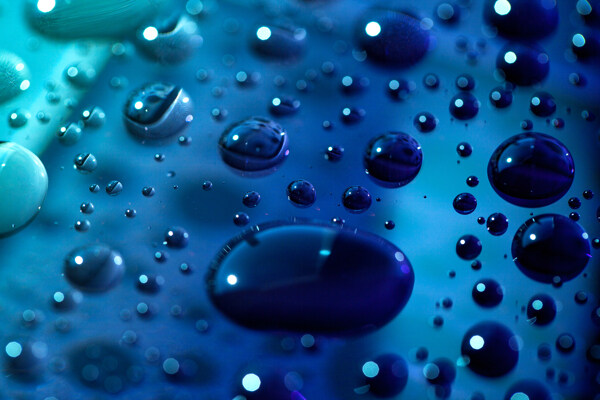 蓝色玻璃上的水滴