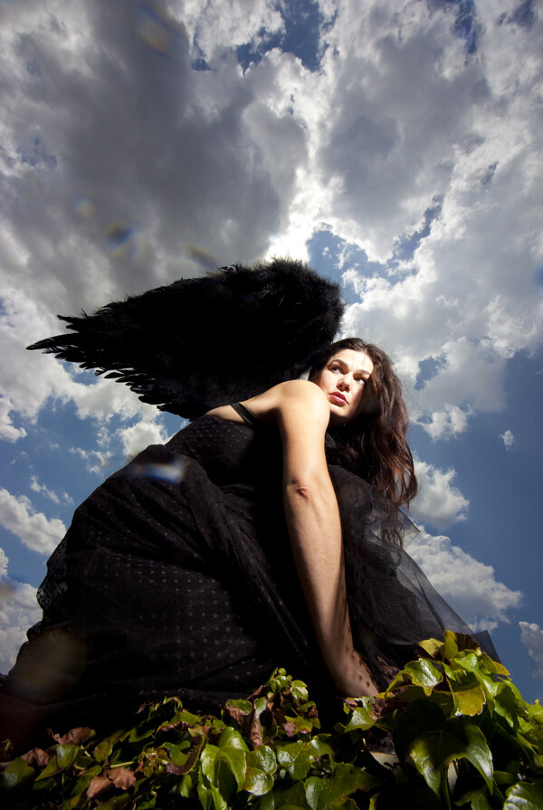 穿黑衣服的长天使翅膀的美女图片