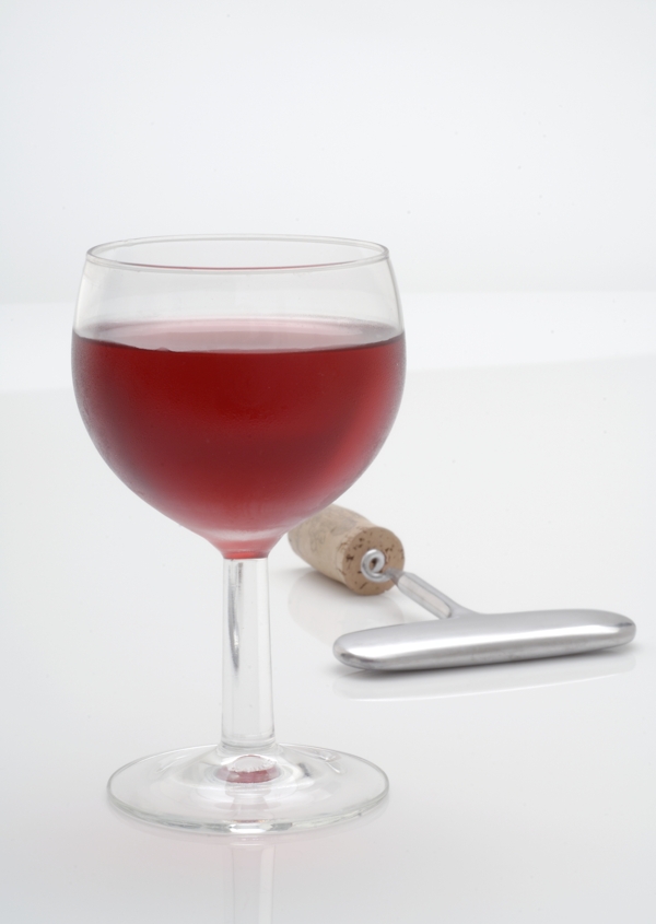 葡萄红酒与开瓶器摄影图片