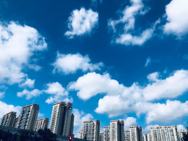 蓝天白云下的建筑图片