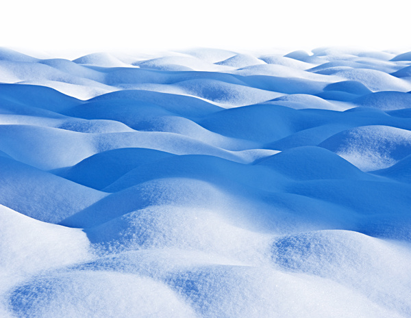 高低不平的雪地图片