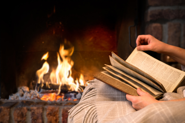 围着火炉看书的女人图片