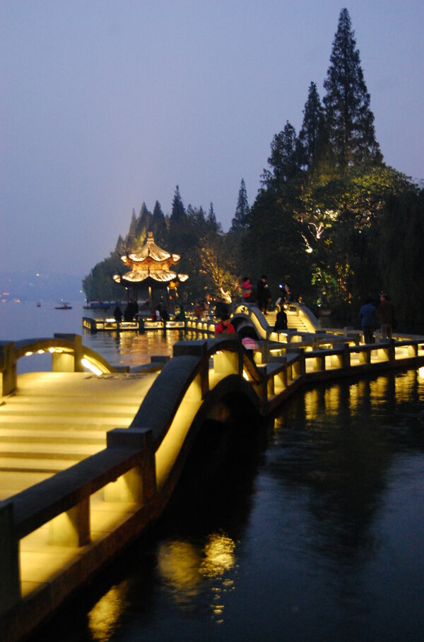 西湖长桥夜景图片