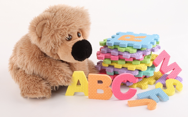 毛绒小熊与泡沫字母图片