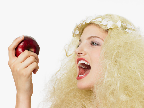 手拿苹果的浓妆金发女孩图片图片