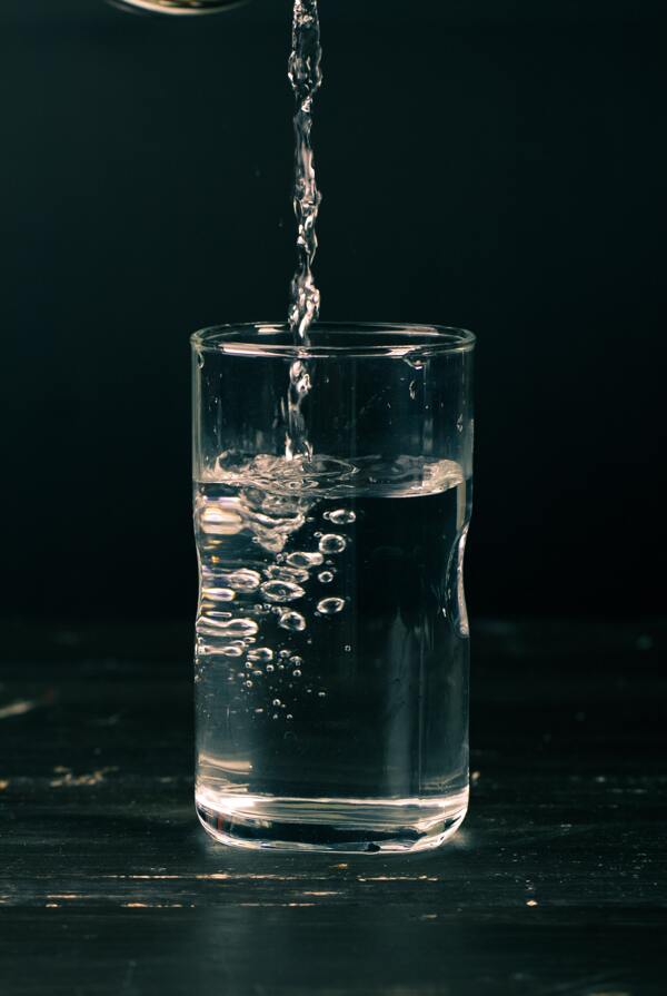 水杯玻璃杯白开水饮品背景素材