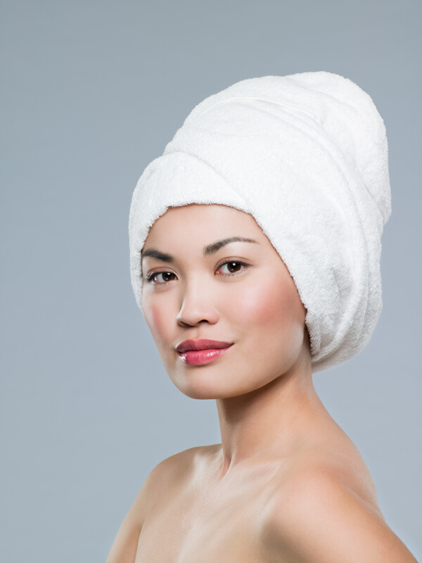 头包浴巾的护肤美女图片