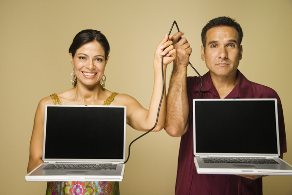 电脑与举着网线的外国情侣图片