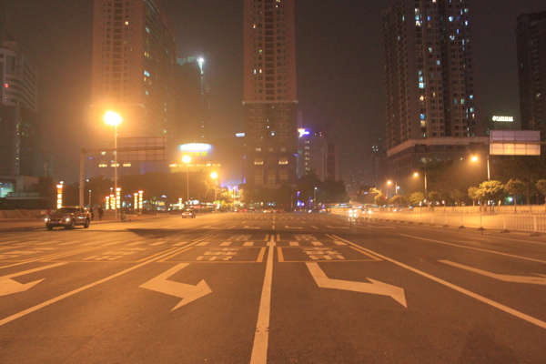 馬路中間圖片