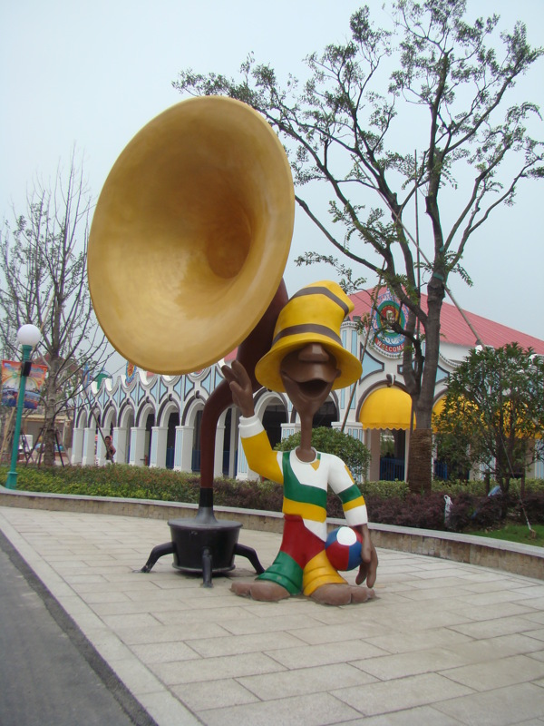 上海欢乐谷卡通雕塑喇叭西奥多图片