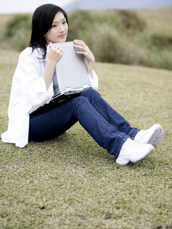 上網(wǎng)的女孩圖片