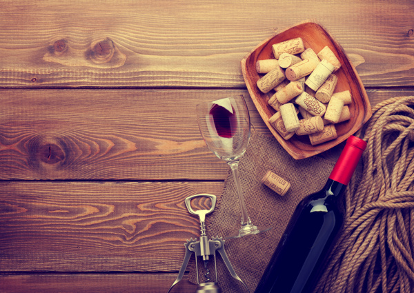 木板背景与葡萄酒图片