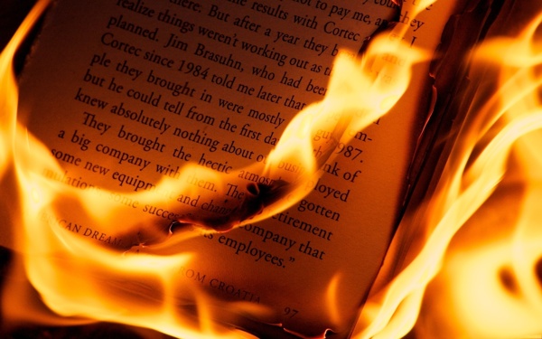 高清书籍燃烧图片