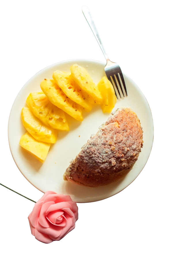 白色盘子里的水果菠萝和半块面包