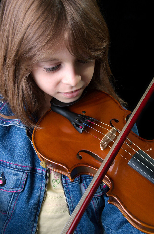 拉小提琴女孩图片