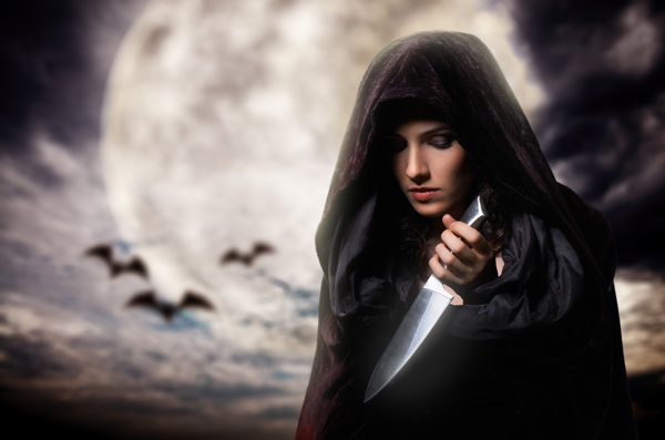 拿着刀的女人与月亮背景图片