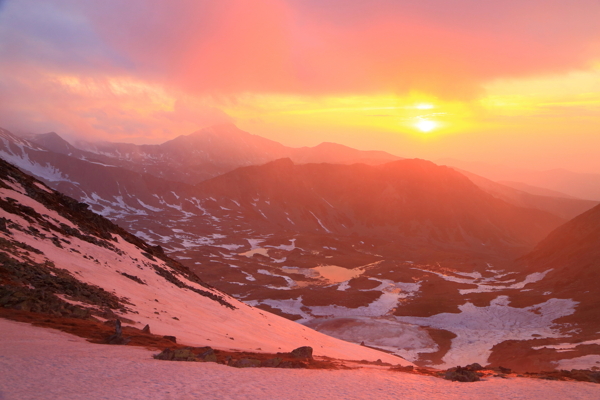 雪山日落风景图片