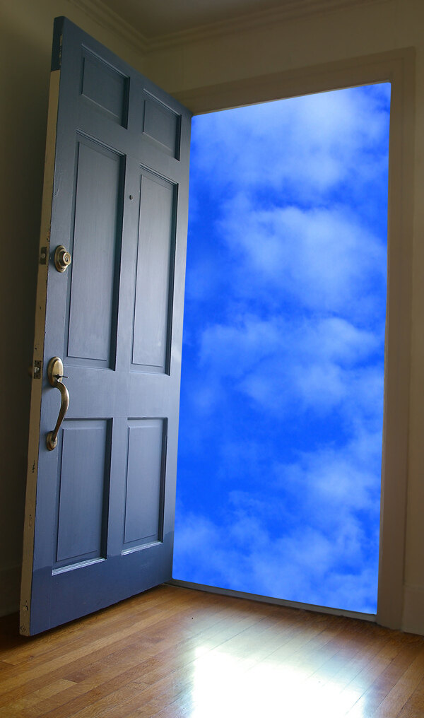 创意防盗门外的蓝天白云图片