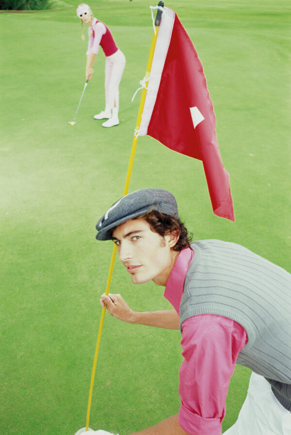 高尔夫球场上的时尚男性图片