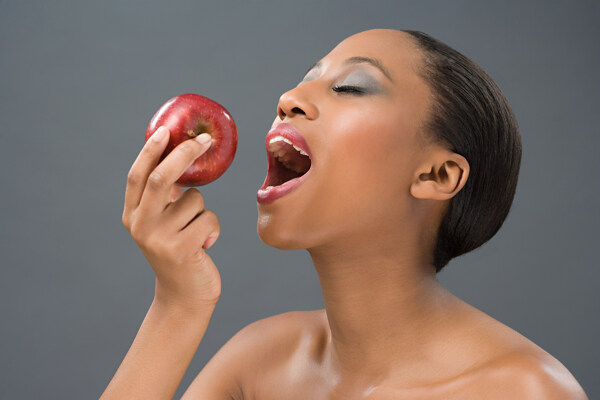 吃苹果的美女图片