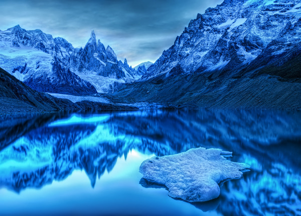 雪山之蓝湖水之蓝图片